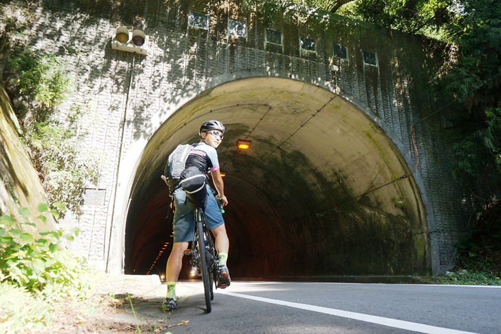 熊野へ向かう山間の国道311号は、おおむね下りながら長いトンネルもあって注意しながら走行する