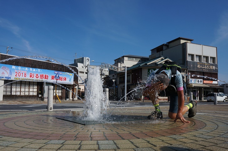 35℃を超える猛暑の中サイクリングを終えて、駅前の噴水でオーバーヒートしたアタマを冷やすテツ店長