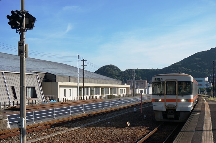 紀勢本線のて新宮駅より東は非電化区間につき、架線が無くて空がすっきり見えるのは良いですよね(笑)