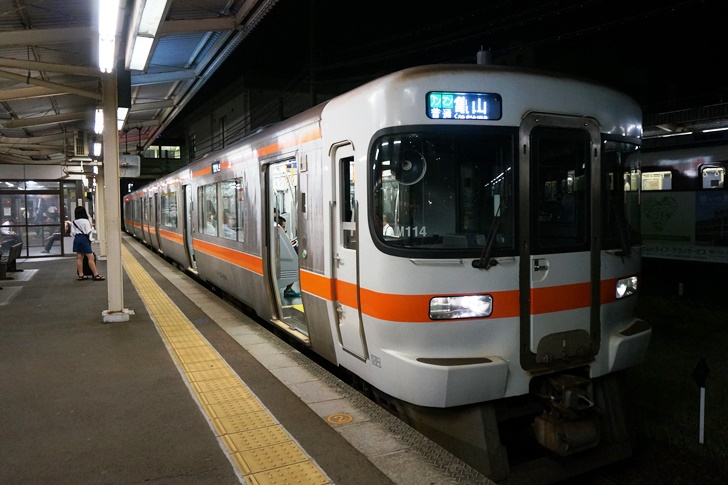 日本一短い駅名「津駅」で関西本線の普通列車に乗り換え