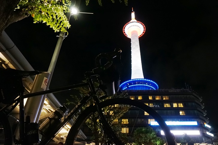 夜の京都駅で自転車を組み立てるというというのも、少々不思議な感じがする…