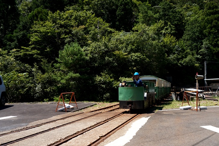 トロッコ電車乗り場で待っていると、小さな機関車が牽引する列車がやって来ました!