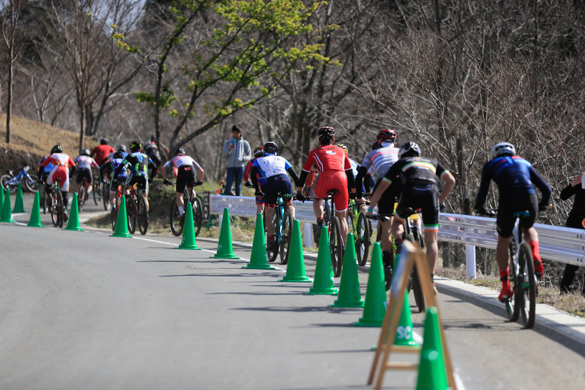 舗装路の登りをこなして林間コースへ向かう