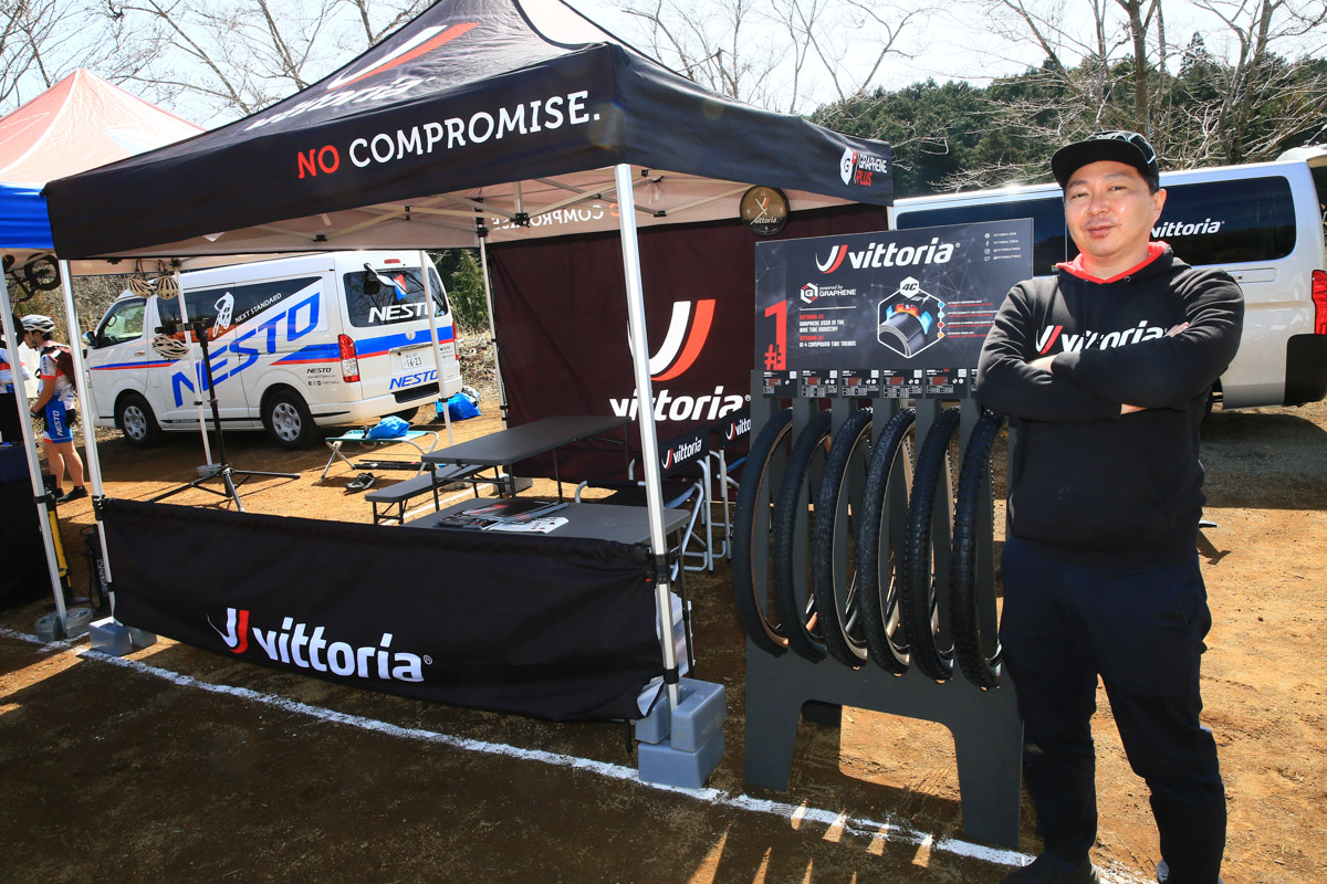 MTB会場ではお馴染みのヴィットリアタイヤサポートブース。 今季はCXレースにも鋭意出展予定だという