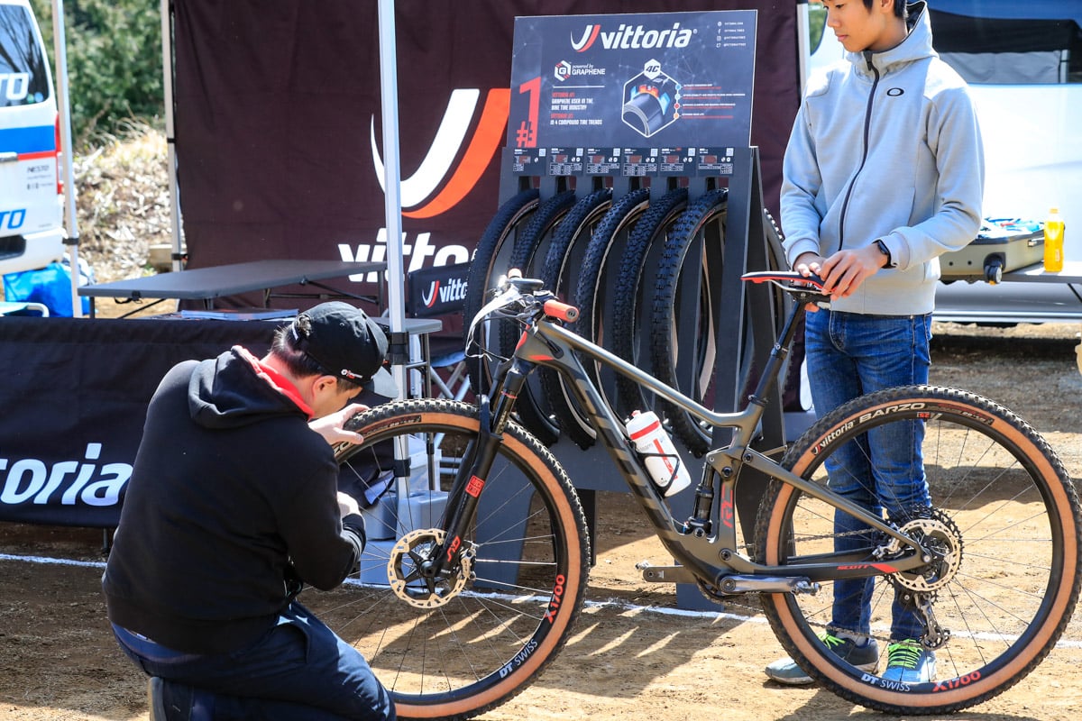 ヴィットリアのタイヤサポートブースが展開された