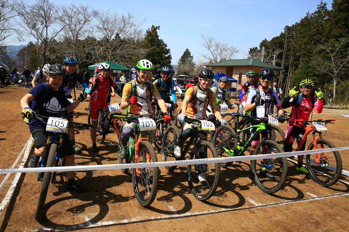 30分ビール運搬耐久レース。ビール欲しさに参加した皆さん!