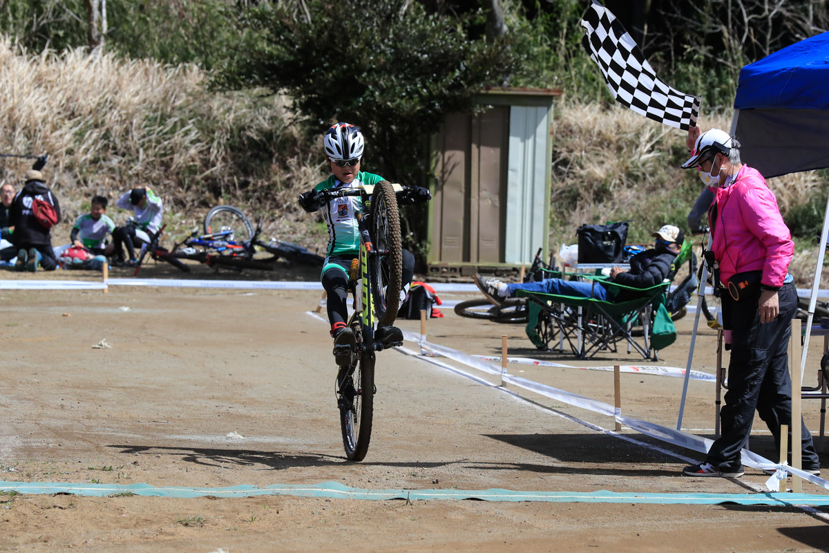 キッズレース高学年で優勝した中仙道侑毅君は見事なウィリーフィニッシュを決めた！