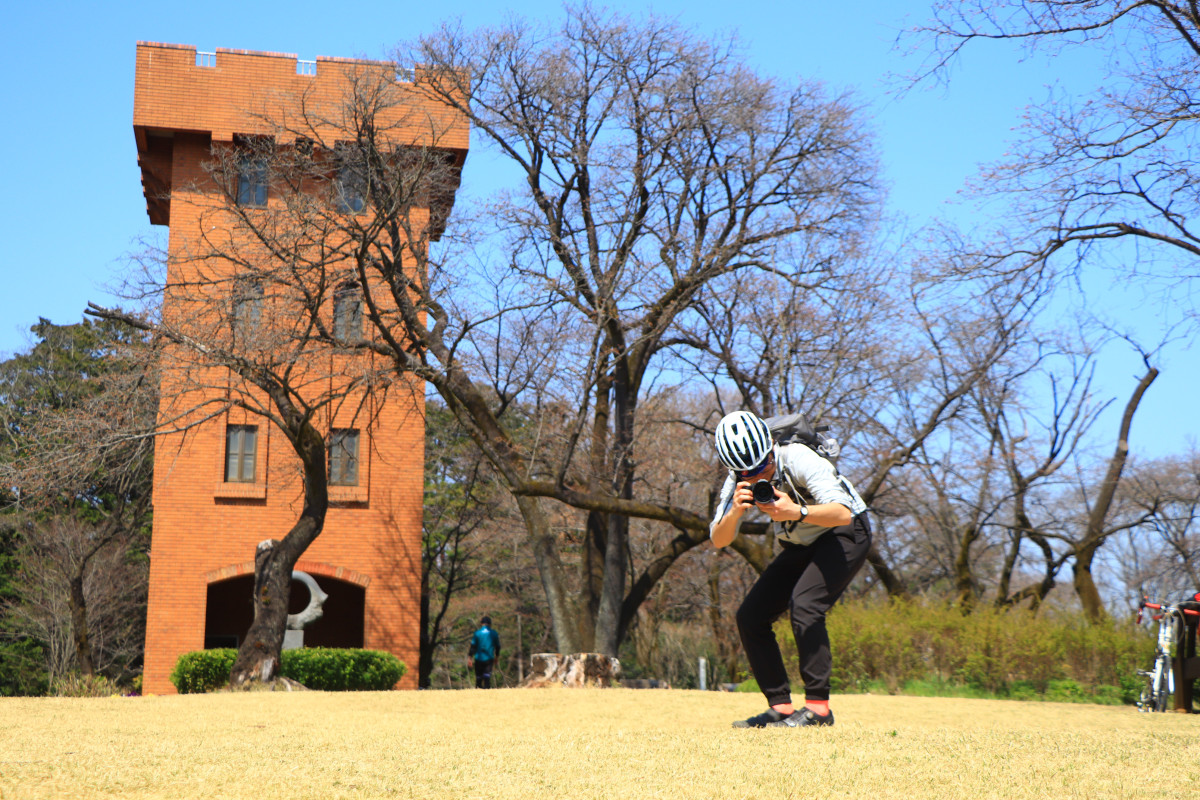 レンガの建物が六道山公園の展望台だ