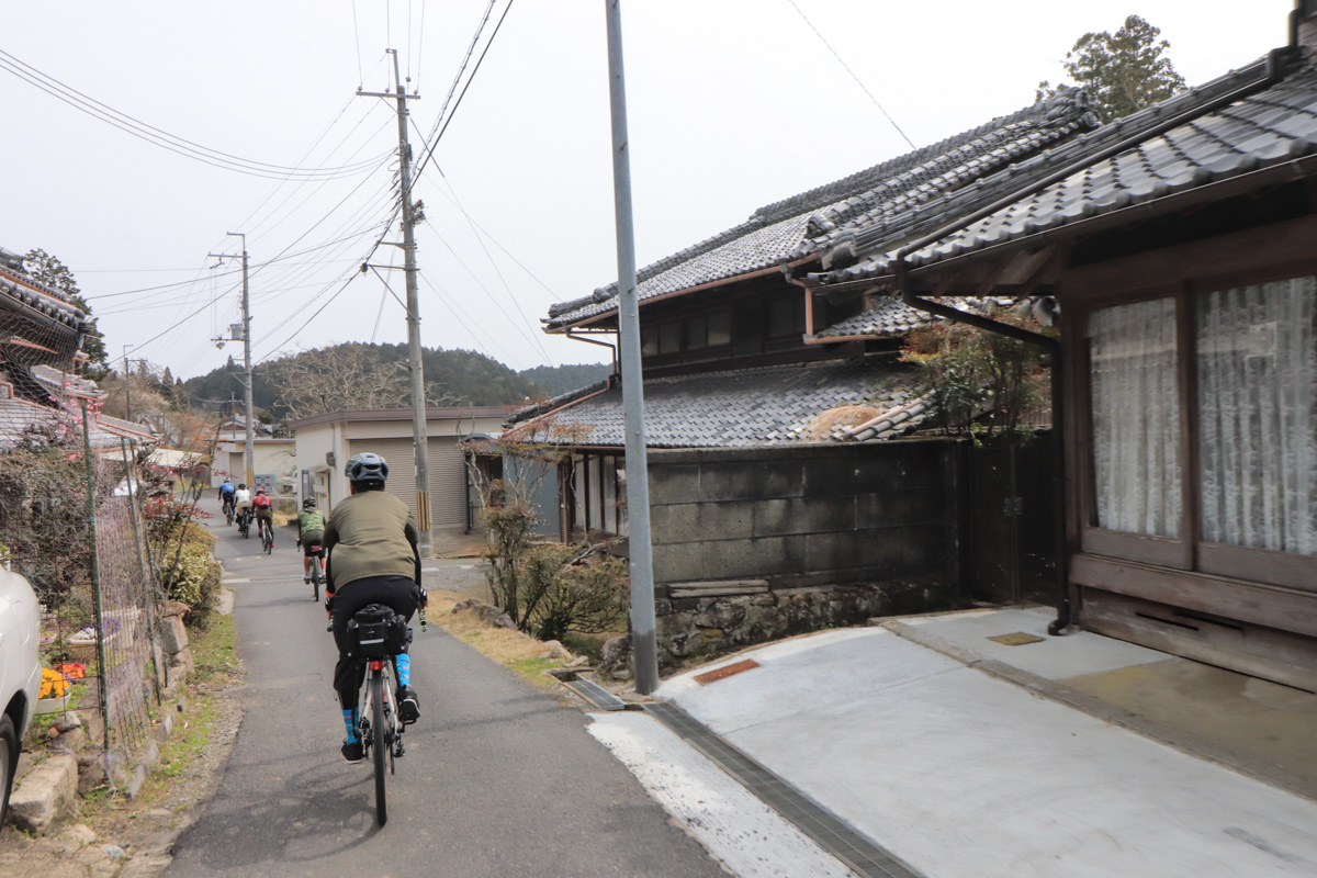 細い路地の生活道路を通って当尾の里へ下る