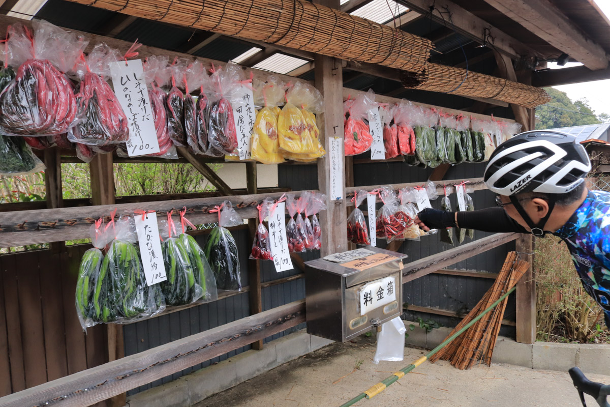 漬物の無人販売スタンド。「いろいろ買って帰りたいね〜」