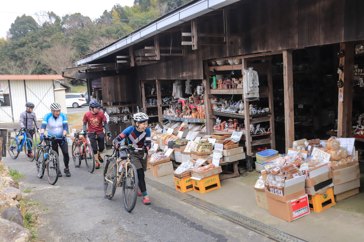 浄瑠璃寺への参道のお土産屋さん