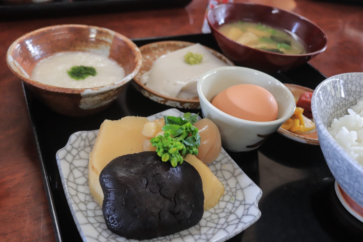 しいたけ、たけのこ、ごま豆腐、とろろ。素朴な料理をいただく