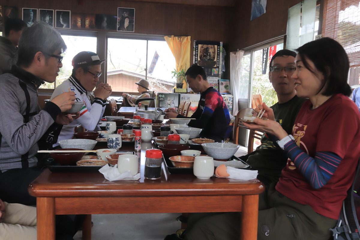 浄瑠璃寺前の食堂でランチ