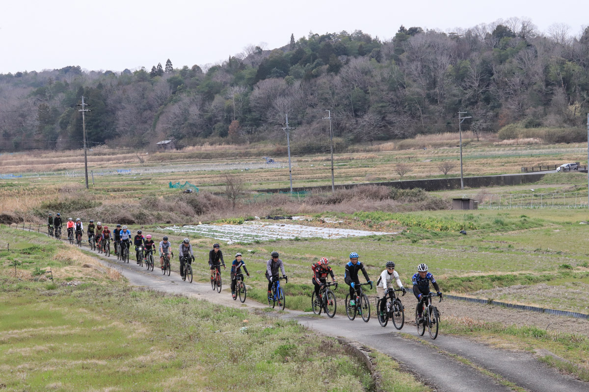 里の田畑の畦道を選んで走る。クルマの危険とは無縁だ