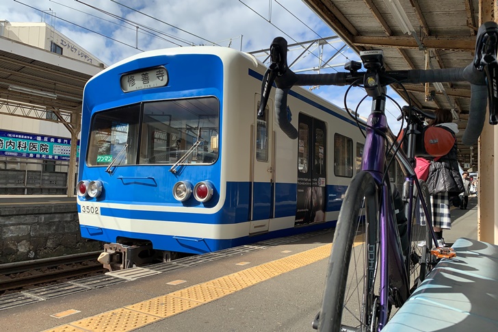 『いずっぱこ』こと伊豆箱根鉄道の3000系電車は、正面窓が窪んだユニークな面構え(*^^*)
