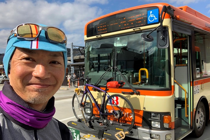 自転車積載が可能なバスが登場!前面のラックを下すとカンタンに自転車を載せられる夢の乗り物❤