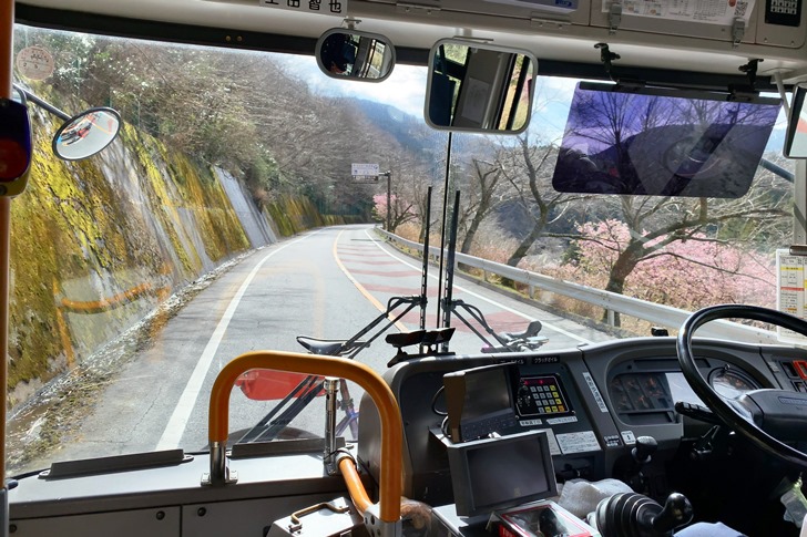 自転車を載せた路線バスが天城峠の険しい坂を力強く上ってゆきます！