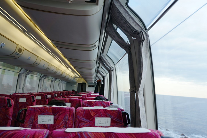 スーパービューというだけあって展望は抜群!これだけの車内設備を持ちながら引退ってのももったいない気がしてならない(>_