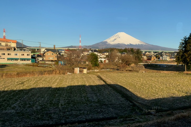 御殿場線の車窓からはいろんな角度から富士山が拝められて、見ていて飽きることがありません