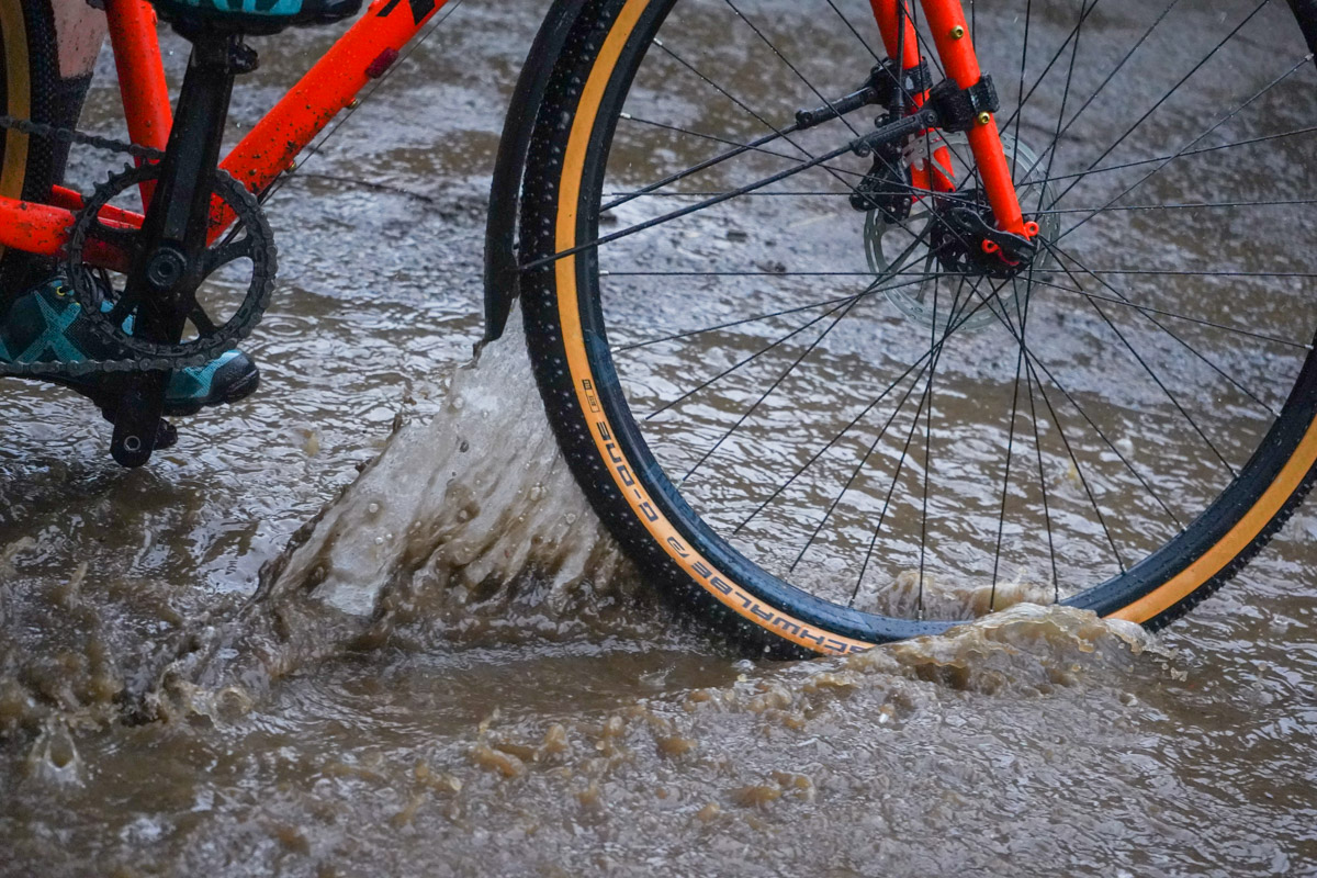 フロントも巻き上げた水をフェンダーが遮ってくれている