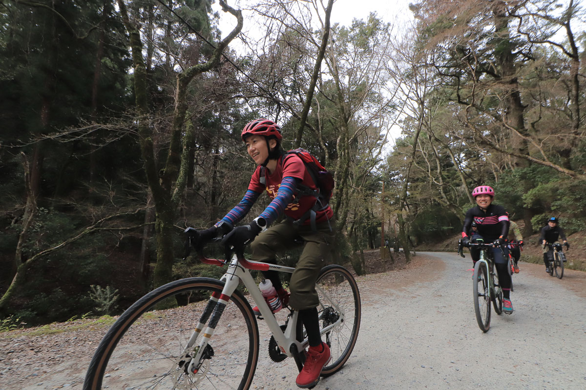 登り区間ではカーボンバイクの重量の軽さが助けてくれる