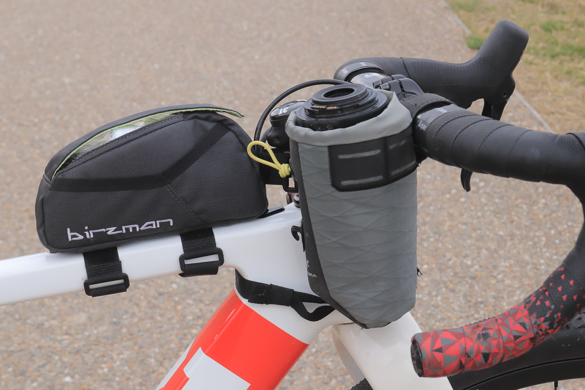 Birdsmanのトップチューブバッグに補給食や（重さのかさむ）工具類、ステム脇に取り付けたapiduraのボトルバッグにはカメラの交換レンズを挿して携帯