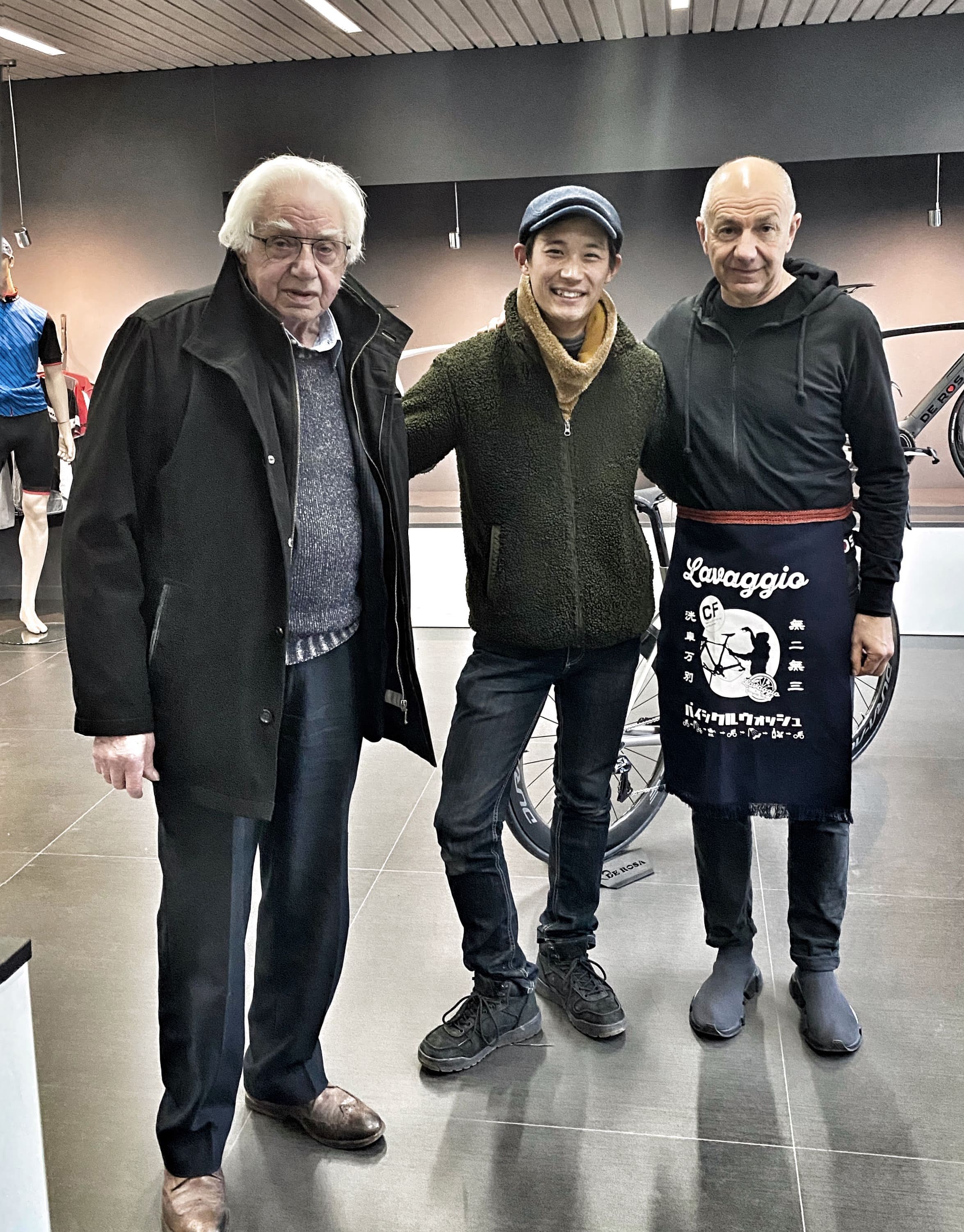 福井響さん(中央)。ウーゴ・デローザ氏とクリスティアーノ・デローザ氏とともに