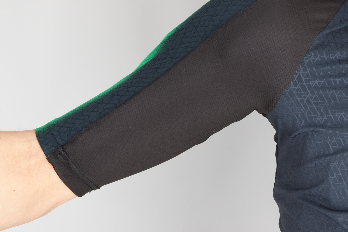 腕の下～脇にかけては通気性と伸縮性を兼ね備えた生地を使用