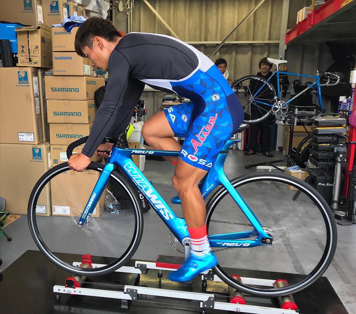 ピストバイクでローラーに乗る岡本隼 屋内練習の方法などもチームSNSなどで発信中(チーム公式Facebookより)