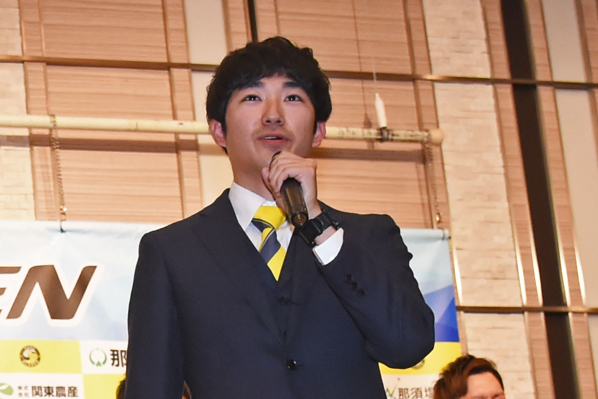 2019年のスターティングパーティーで挨拶する岩井航太GM