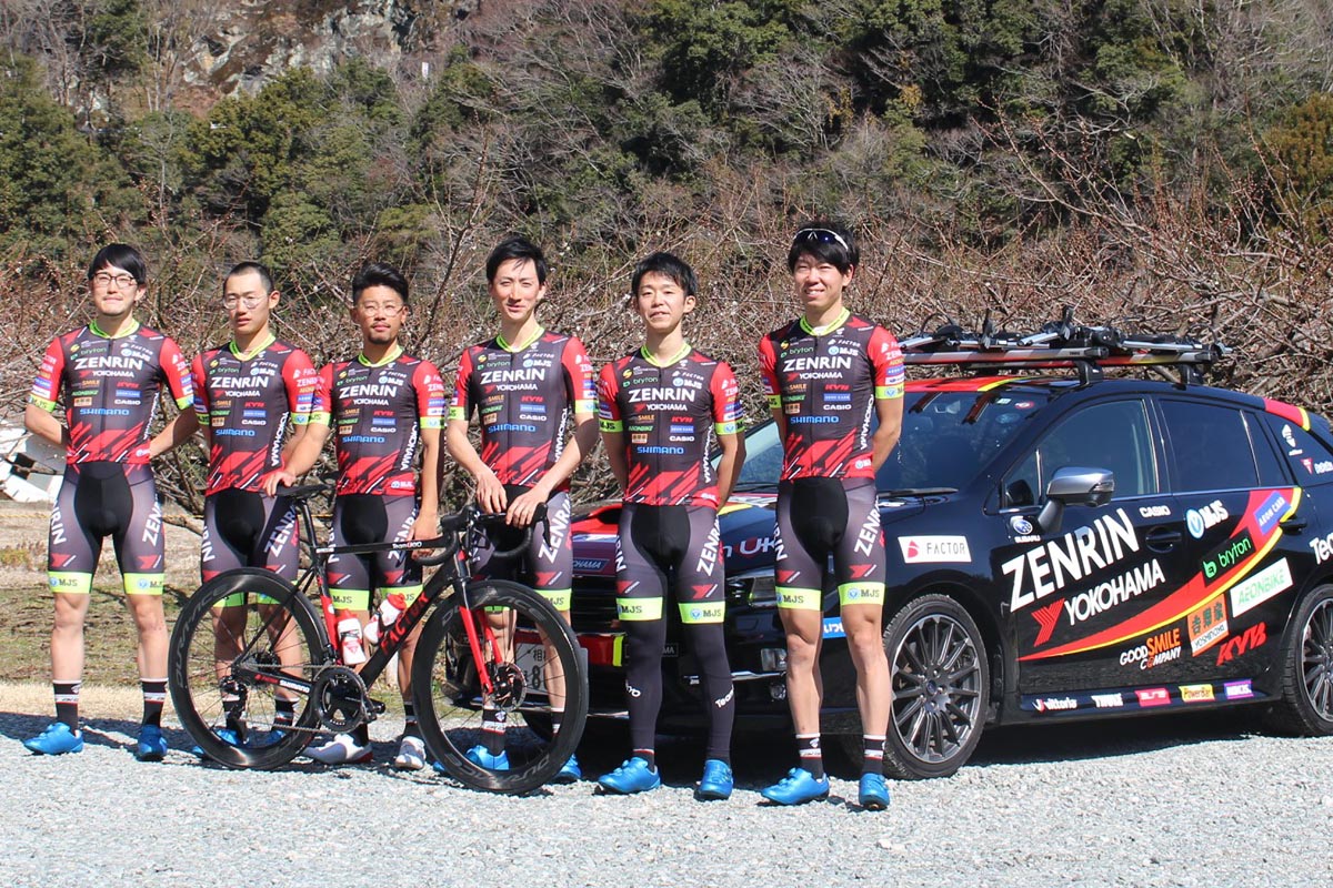 今季のチーム右京日本人メンバー　負傷から復帰療養中の吉岡直哉の姿も（右から2番目）