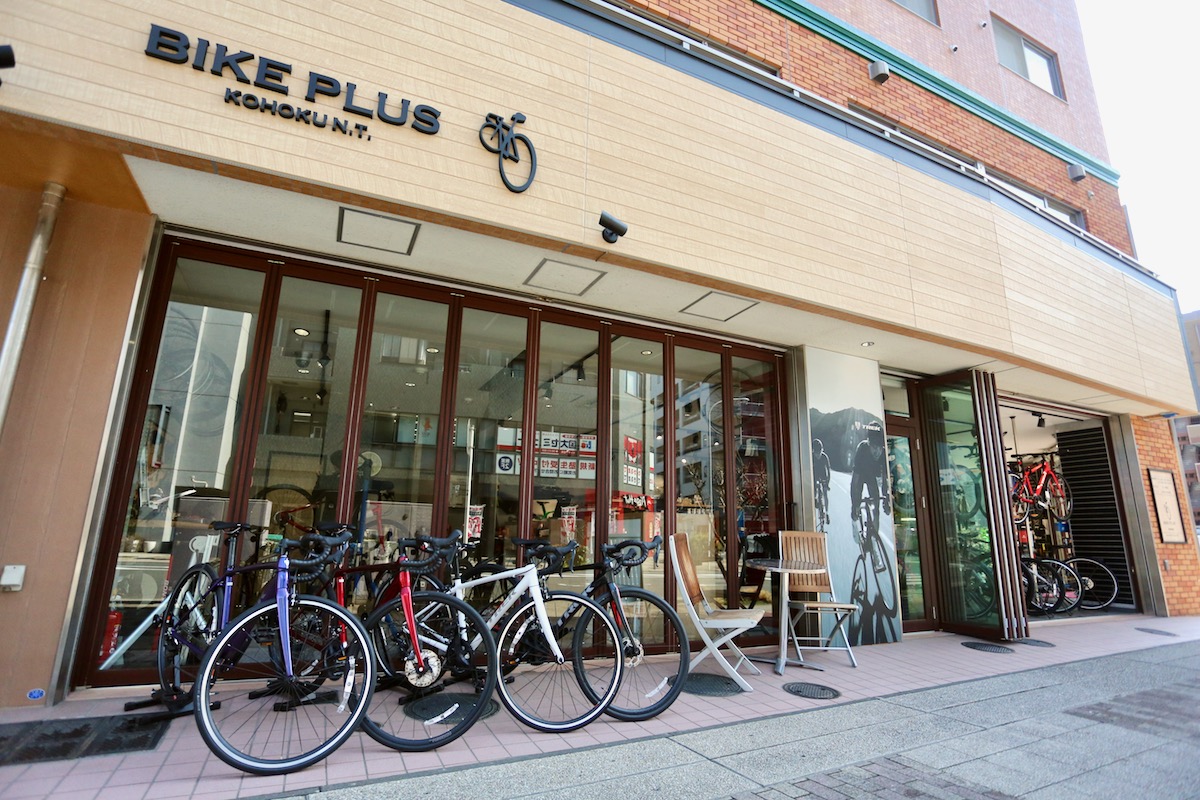 埼玉、東京、神奈川に6店舗を構えるトレック専門店「バイクプラス」。明るくオープンなプロショップだ