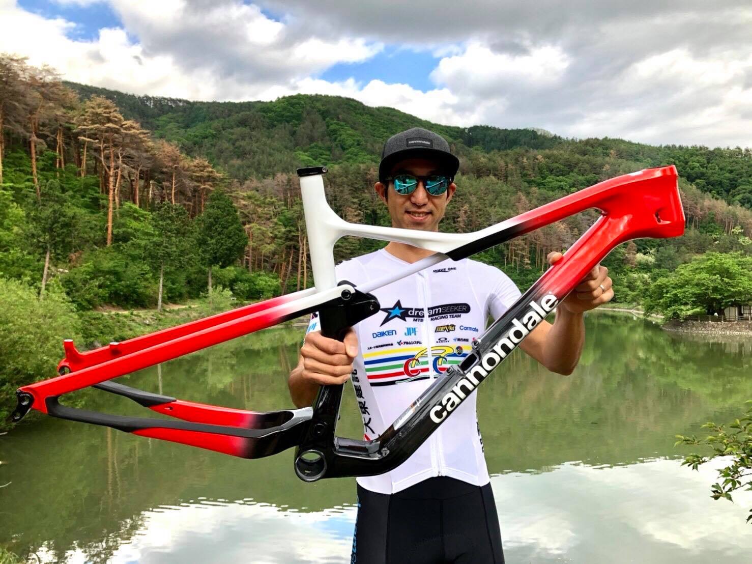全日本チャンピオンカラーのSCALPELを手にした山本幸平(Dream Seeker MTB Racing Team)
