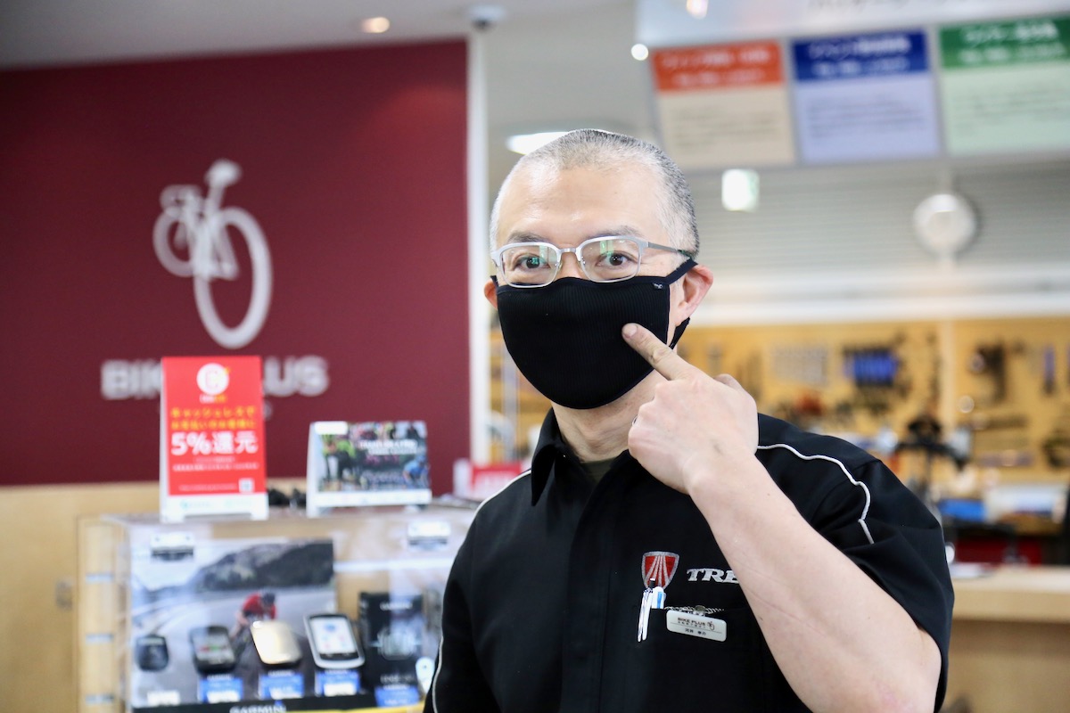 スタッフは全員マスクを着用。「表情が隠れてしまうのが心苦しいのですが、ご理解頂ければ」と河井店長