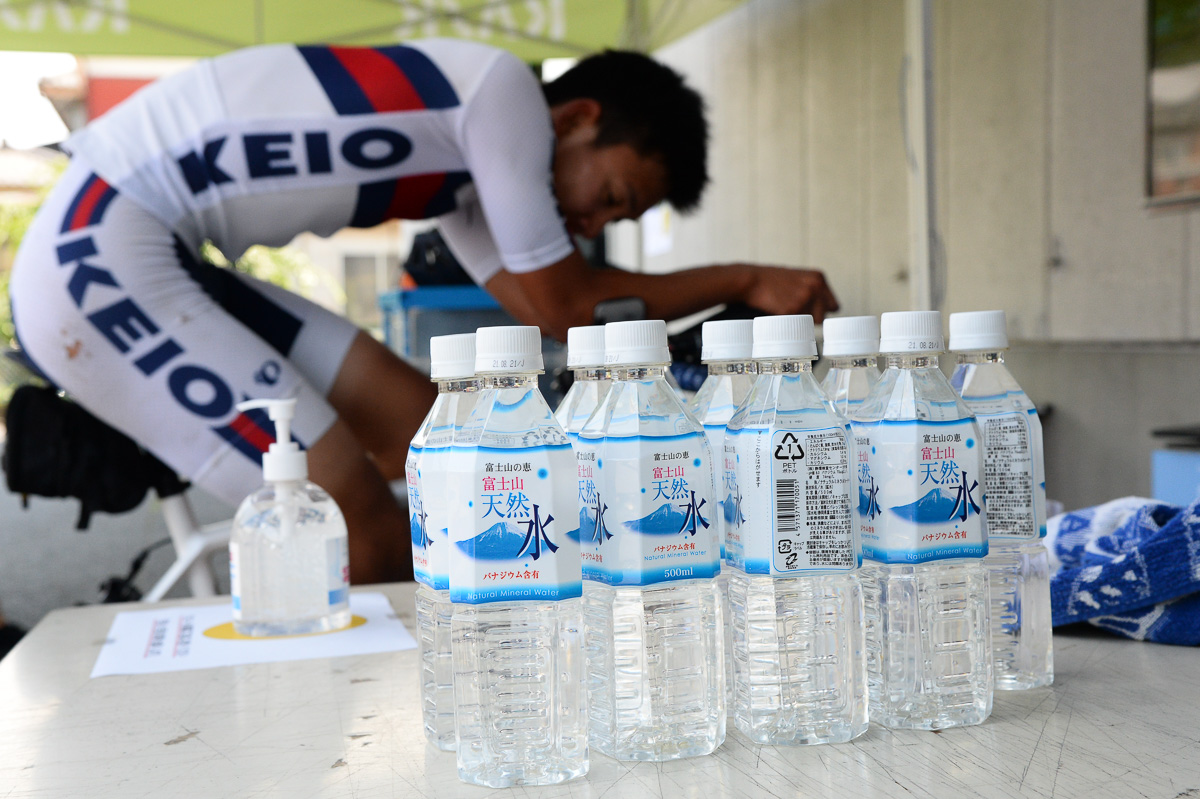 参加者の横にボトルの水が並べられるのもバーチャルレースならではの光景
