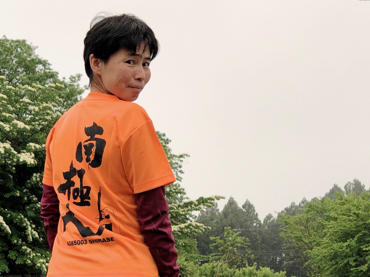 南極記念のTシャツを着てインタビューに応じてくれた宮内佐季子さん 