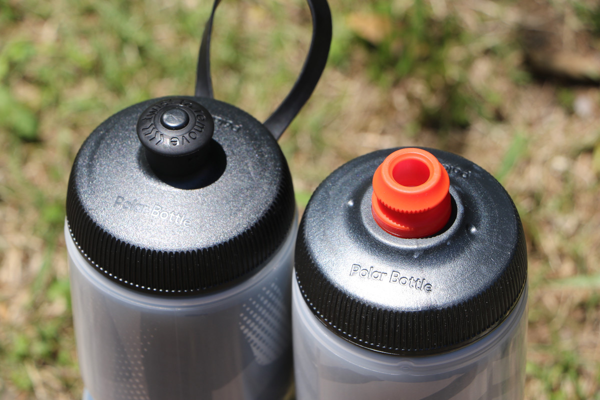 一般的な飲み口タイプのSport lnsulated（左）、水漏れを防ぐサージキャップ採用のBreakaway lnsulated（右）