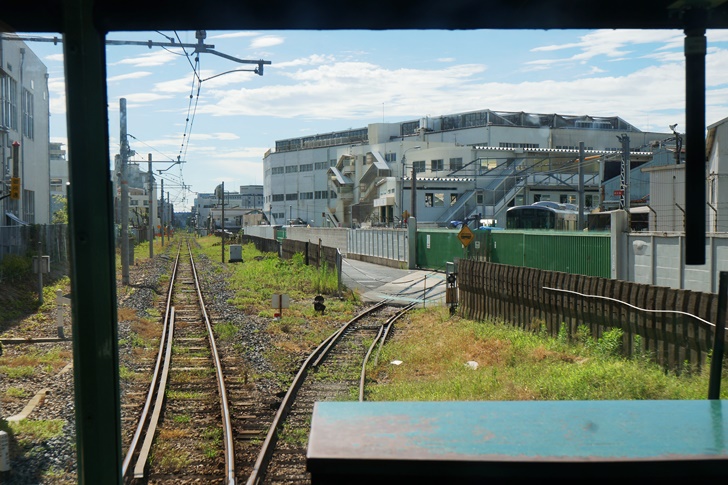 和田岬線の途中にある川崎重工業兵庫工場への引き込み線！ここから製造された車両が出て行くのです！！