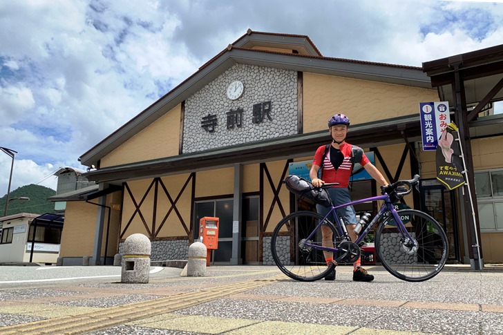 播但線電化/非電化境界の『寺前駅』は、真新しい駅舎ながら人気がほとんどなくてちょっと寂しい駅前風景だった