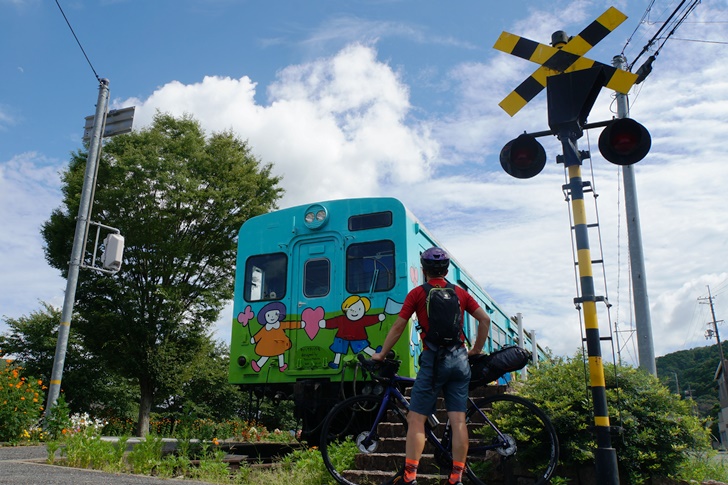 鍛冶屋線『市原駅』跡にも、キハ30系気動車が保存されていました！こちらは楽しげなペイントがされていてこれはこれで良しかと…