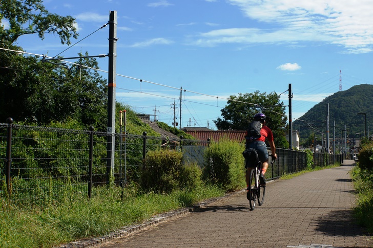 廃線敷のサイクリングロードは加古川線の線路と合流したところで終了していた