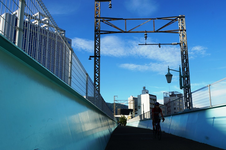 街のど真ん中に整備された『JR貨物臨港線廃線跡散歩道』は架線柱もそのまま残されていて廃線ムードたっぷり！