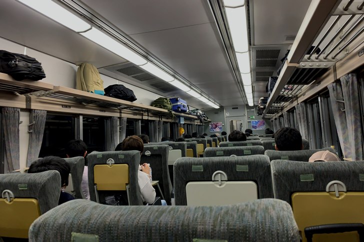 この日も18きっぱーで満席お礼の車内は、活気があった昭和の列車旅風景を今に伝える