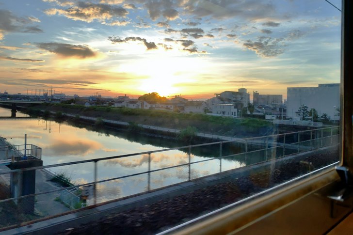 名古屋到着前の車内放送で目が覚めると、美しい日の出に巡り合うことができて元気をもらった(^_-)-☆