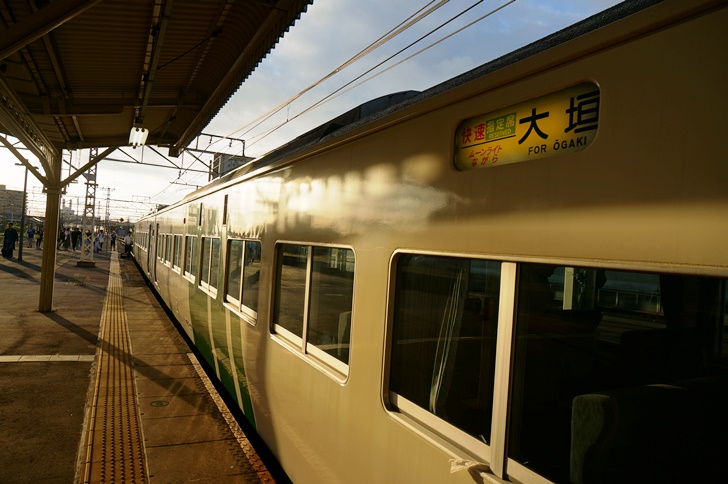 夜通し東海道本線を走り続け、終着駅の大垣駅で朝日を浴びる185系車両はちょっと神々しくみえた