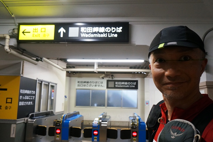 兵庫駅改札内にある和田岬線のりば。この先で何が見れるのかドキドキワクワクの瞬間です！