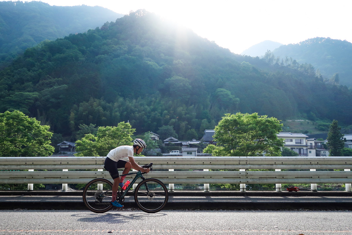 自宅からグラベルやトレールまでの舗装路も快適にこなすことができる