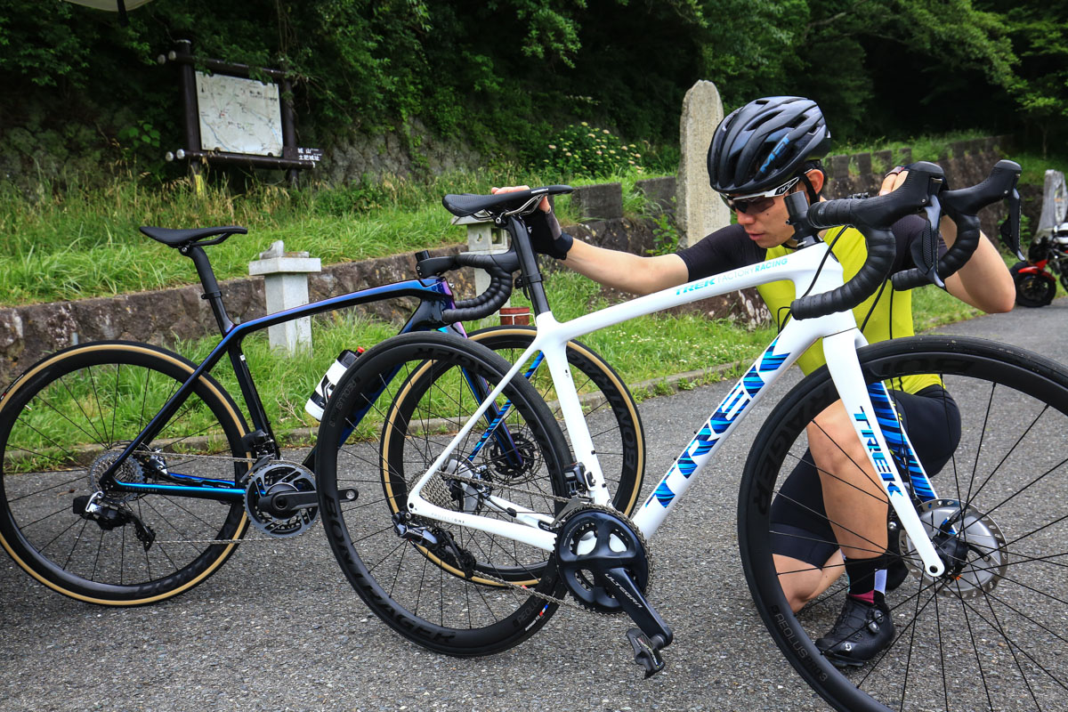 手前は旧型Émonda。新旧を乗り比べ「バイク全体として見た時に進化していると感じ取れる」という