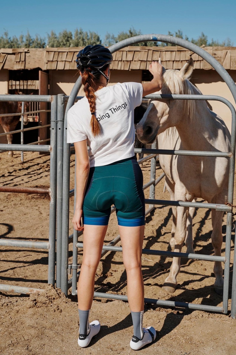 Rapha + Outdoor Voices Cropped T-ShirtとHigh-Waisted Padded Shortの組み合わせはラフな感じなコーディネートだ