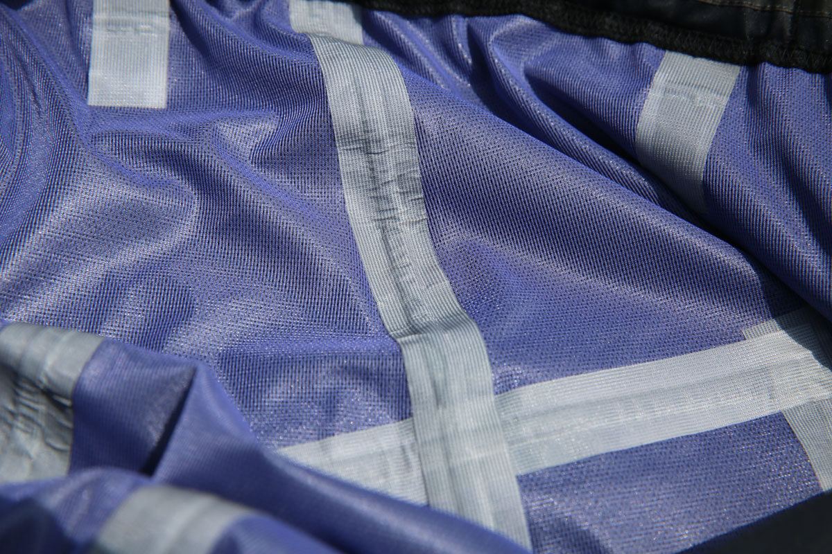 パンツ内部の縫い目に当たる部分には止水テープが貼られる